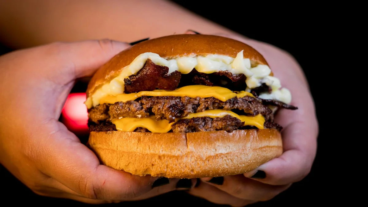 Hamburguesa Double-Double estilo californiano con queso, lechuga y salsa especial